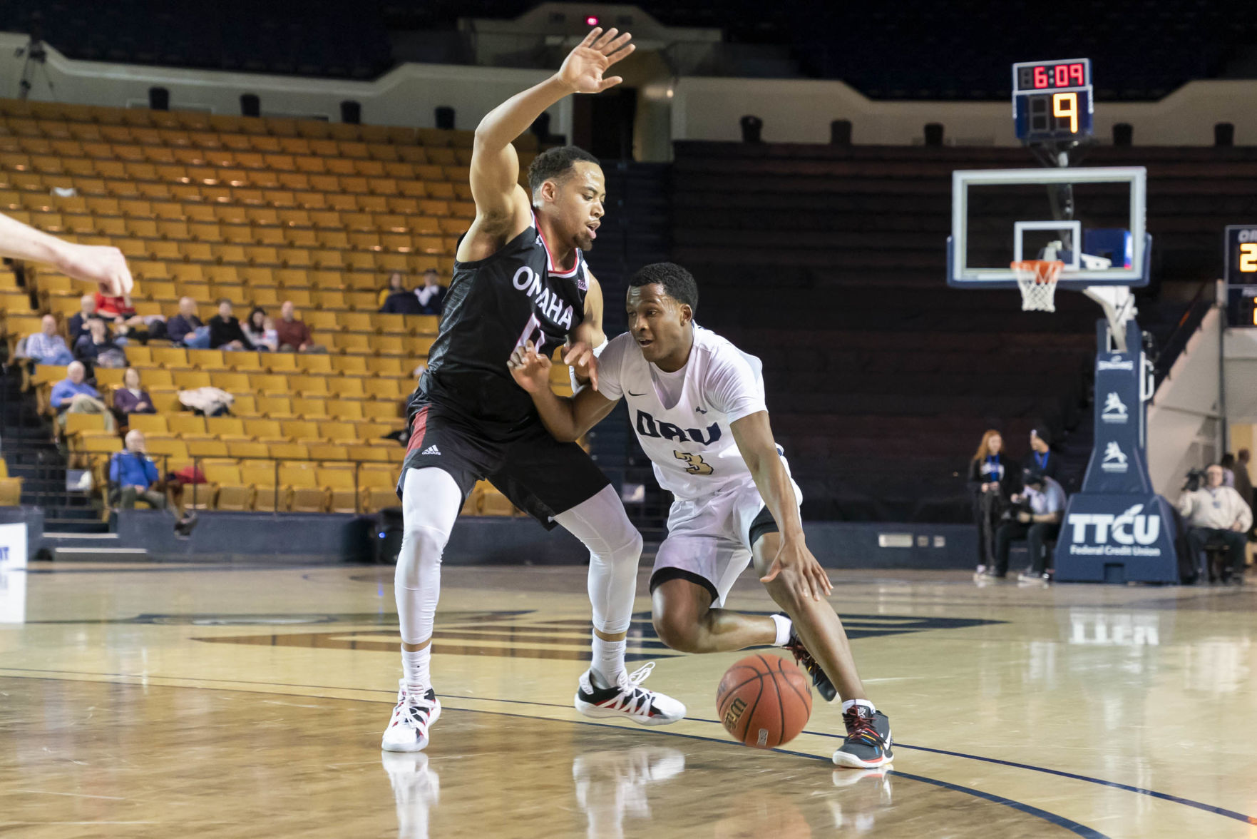 Oral Roberts University faces Omaha - Men's Basketball
